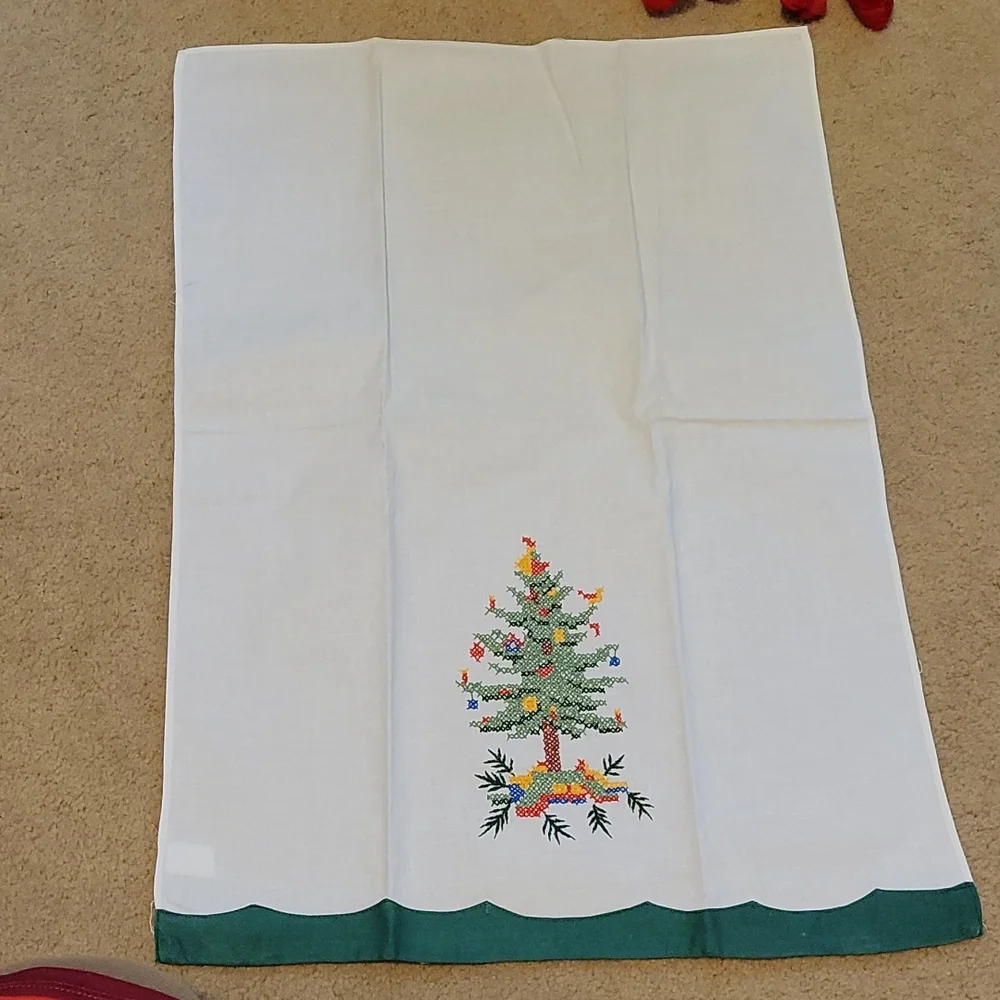 Lilian Vernon Christmas Tree Fingertip Hand Towel White